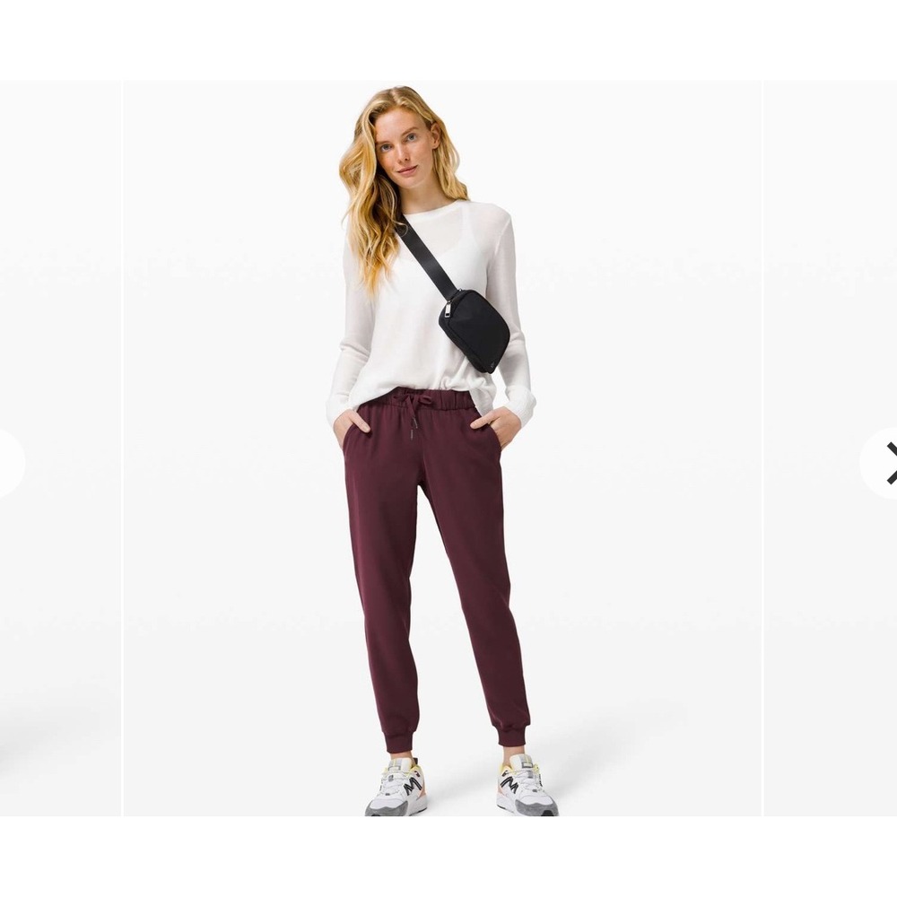 Lululemon‎ On the Fly Jogger *Woven
Cassis Size 4
